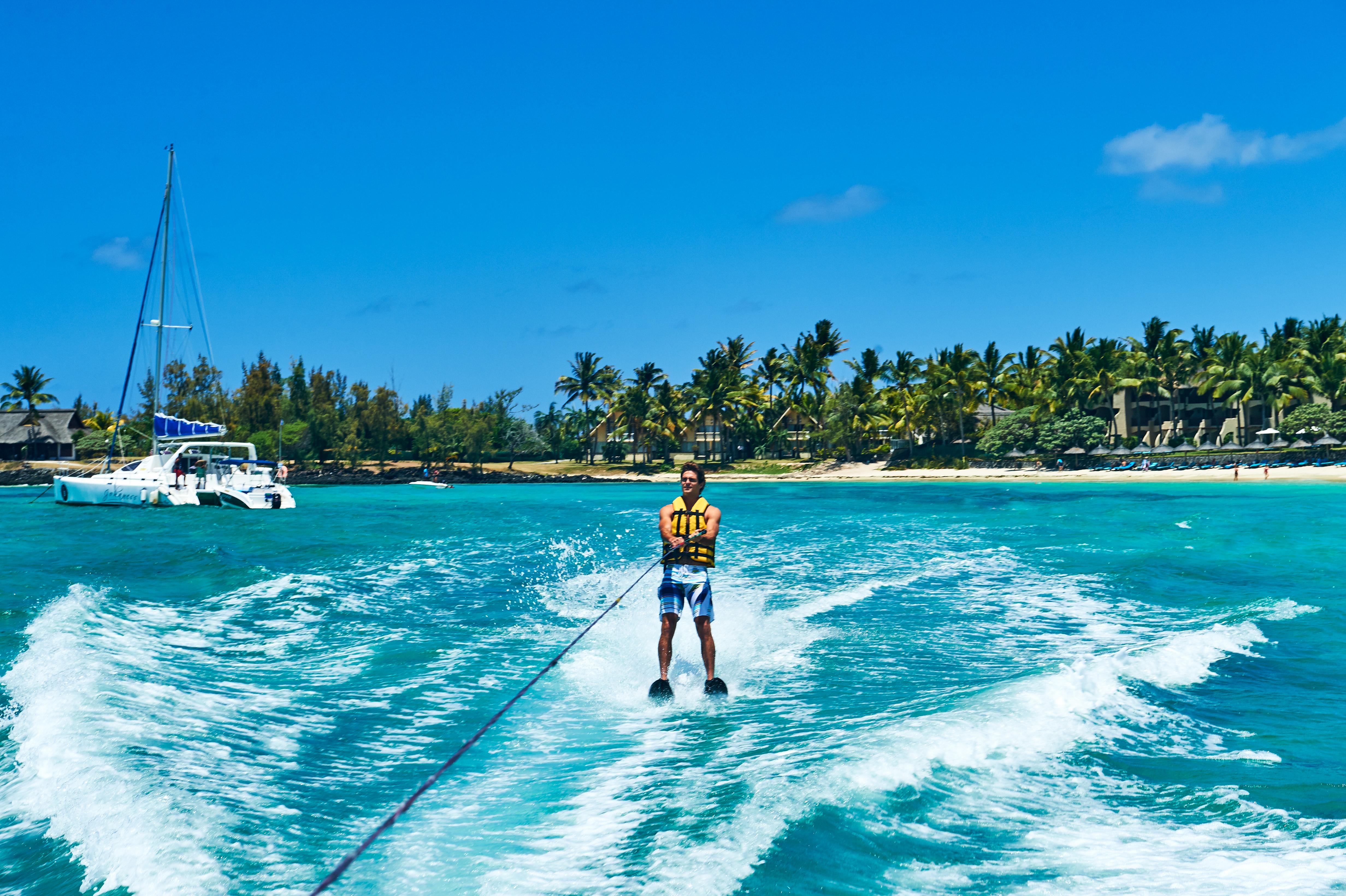 Constance Belle Mare Plage Luaran gambar A man waterskiing in Bermuda