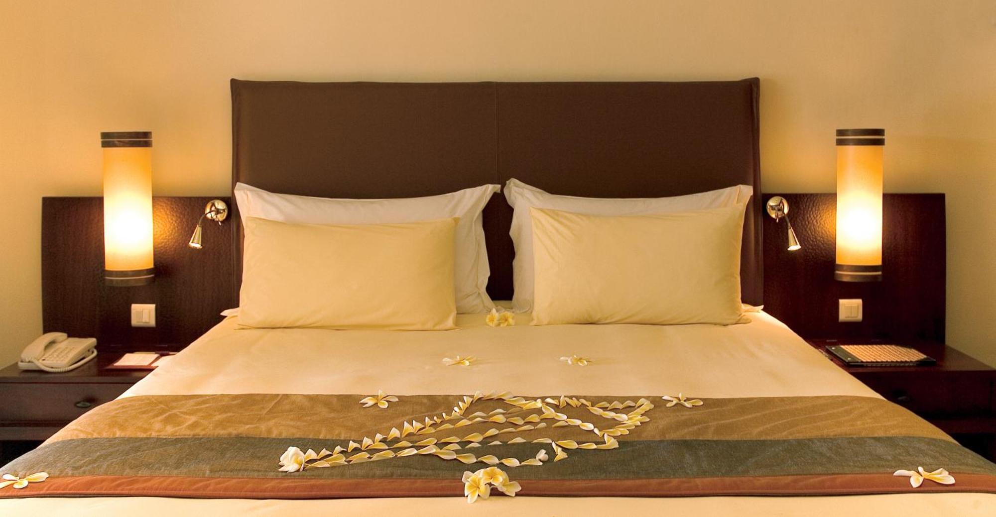 Constance Belle Mare Plage Bilik gambar A bed with a heart made of rose petals